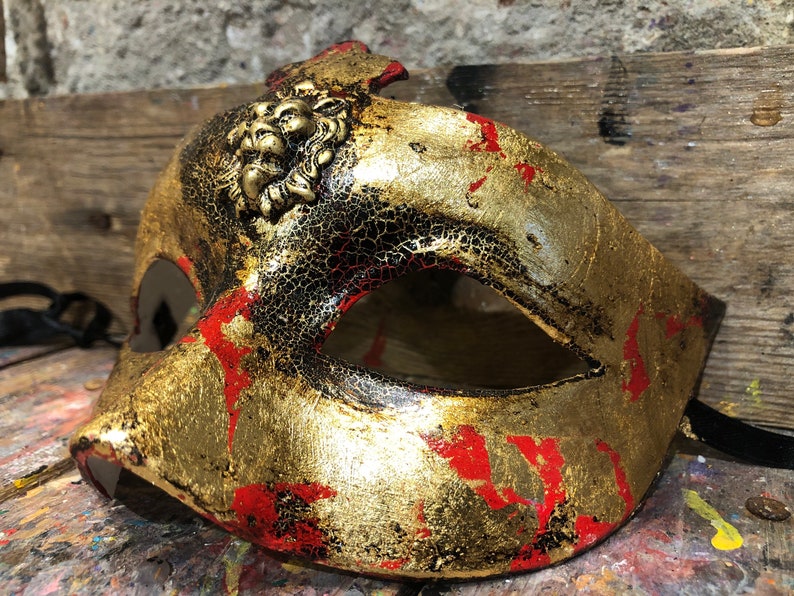 Masque vénitien artisanal pour les fêtes de carnaval peint par des artisans locaux experts image 4