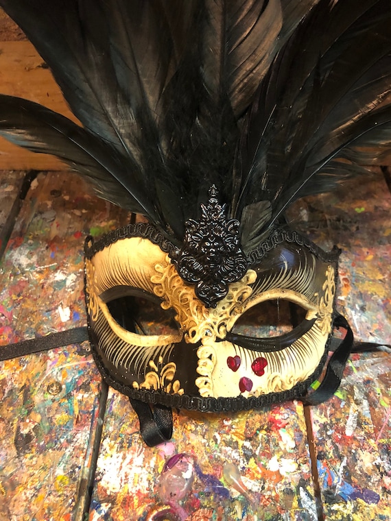羽根飾り付きのオリジナルの金色のベネチアンマスク - ベネチアで手