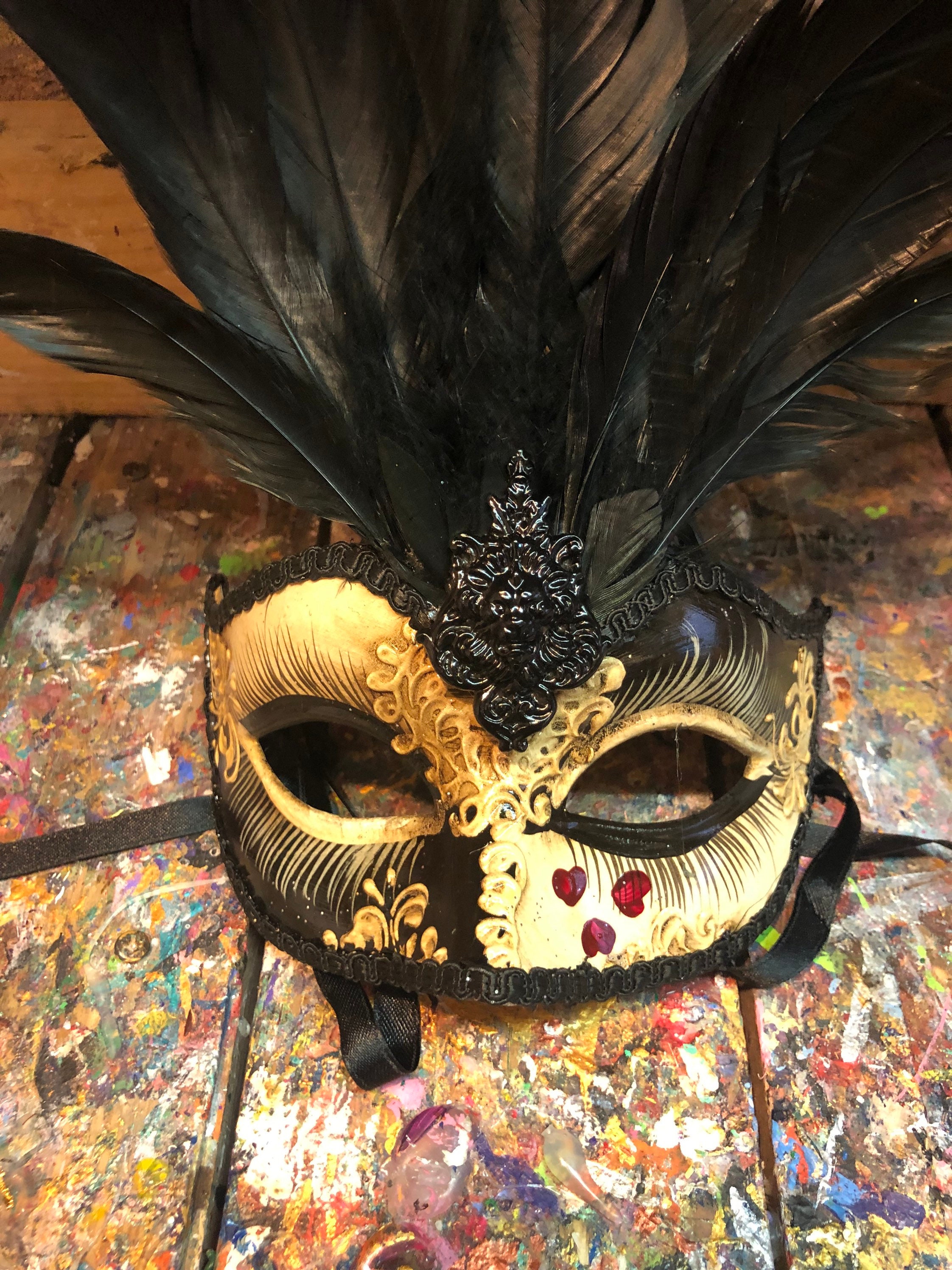 羽根飾り付きのオリジナルの金色のベネチアンマスク - ベネチアで手