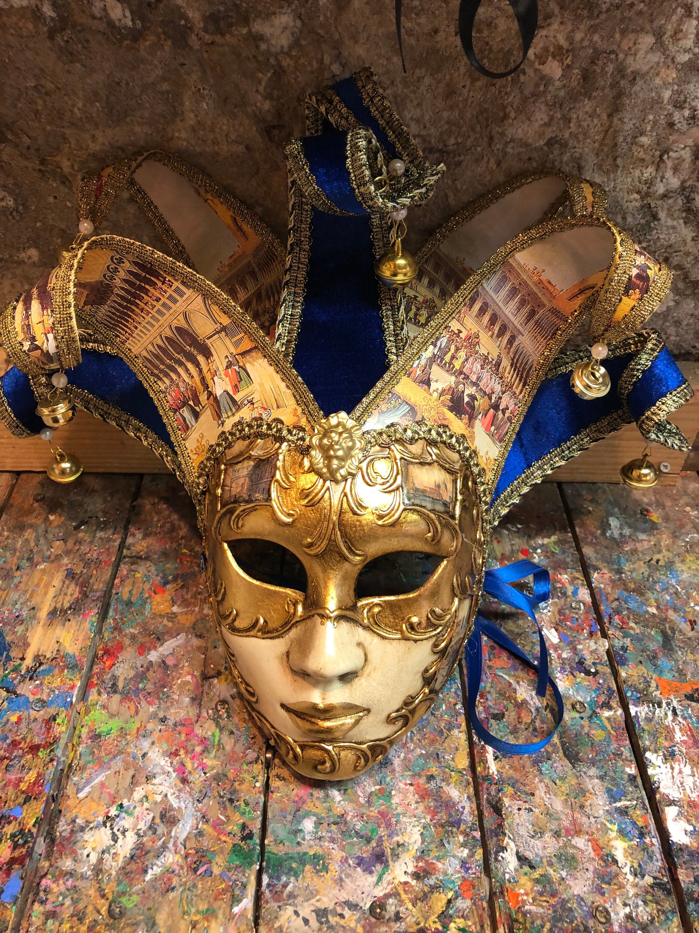 Décoration De Carnaval Sur Fond De Bois Masque Avec Des Rubans Typiques Du  Carnaval