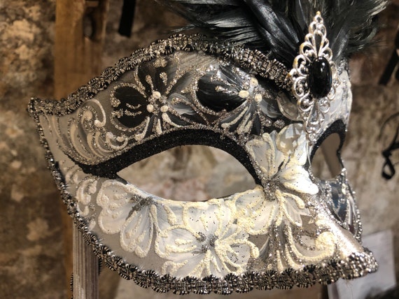 熟練の職人による手作業で装飾された、カーニバルパーティー用の棒付き