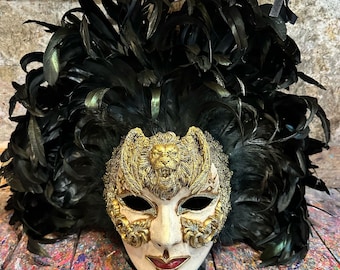 Exclusive Venetian mask decorated with golden friezes and feathers - Hand-decorated Venetian mask