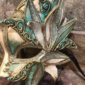 Elegant eye-mask painted with silver colors and decorated with petal shapes - Handmade Venetian carnival mask