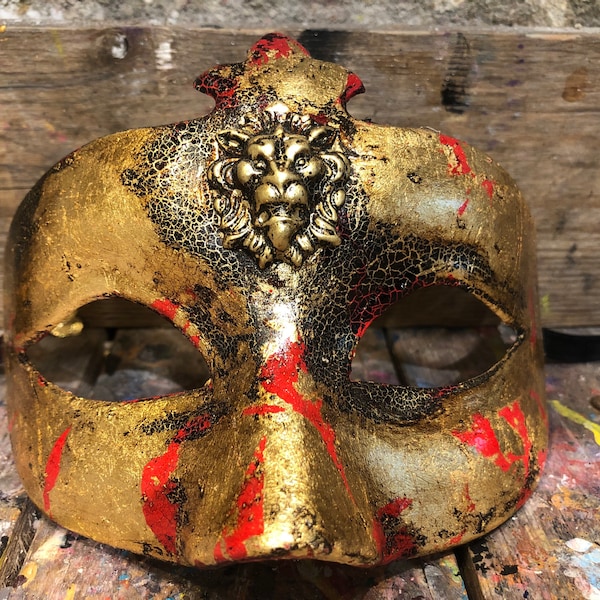 Von erfahrenen lokalen Kunsthandwerkern bemalte venezianische Maske für Karnevalspartys