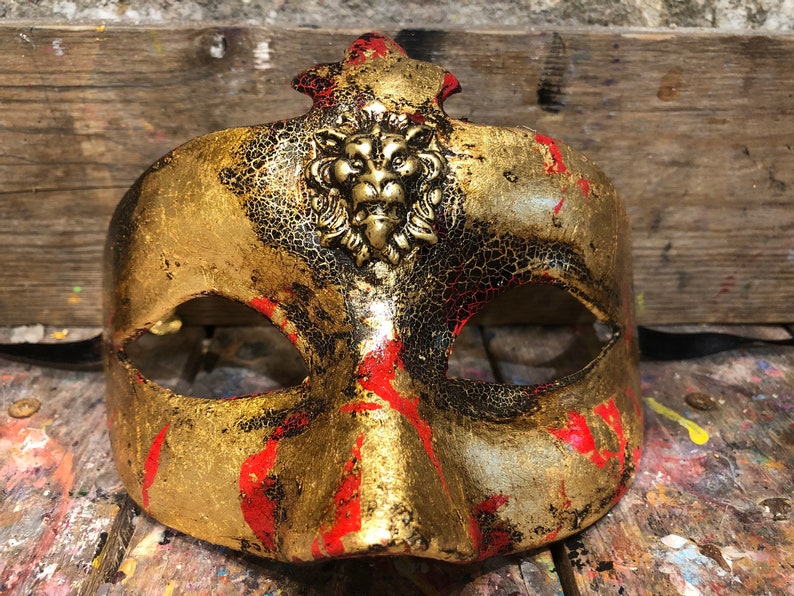 Masque vénitien artisanal pour les fêtes de carnaval peint par des artisans locaux experts image 1