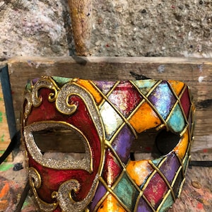 Harlekin-Maske mit barocken Verzierungen und Glitzer – handgefertigte venezianische Karnevalsmaske