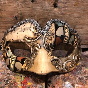 Hand decorated eye mask with elegant golden colors - Handmade Venetian Mask - Carnival party mask