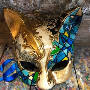 Elegante und exklusive Katzen-Karnevalsmaske in hellblauen und goldenen Farben – handgefertigt und dekoriert in Venedig