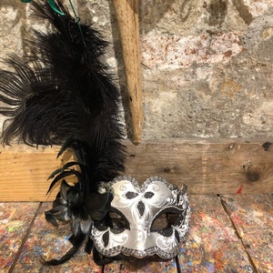 Masque vénitien artisanal décoré à la main de plumes pour les fêtes de carnaval