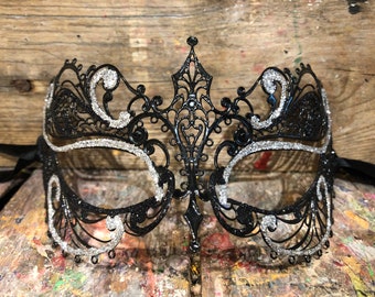 Metal carnival eye mask decorated with silver colors - Hand-decorated Venetian mask - Carnival mask for parties