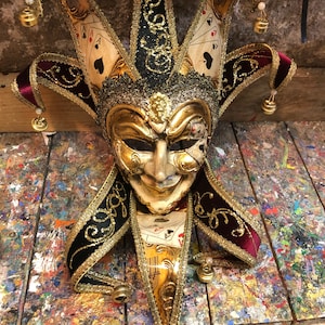 Jolly Carnival Mask met pokerkaarten - Jester Mask voor decoratie en ornament - Handgemaakt in Venetië - Niet draagbaar