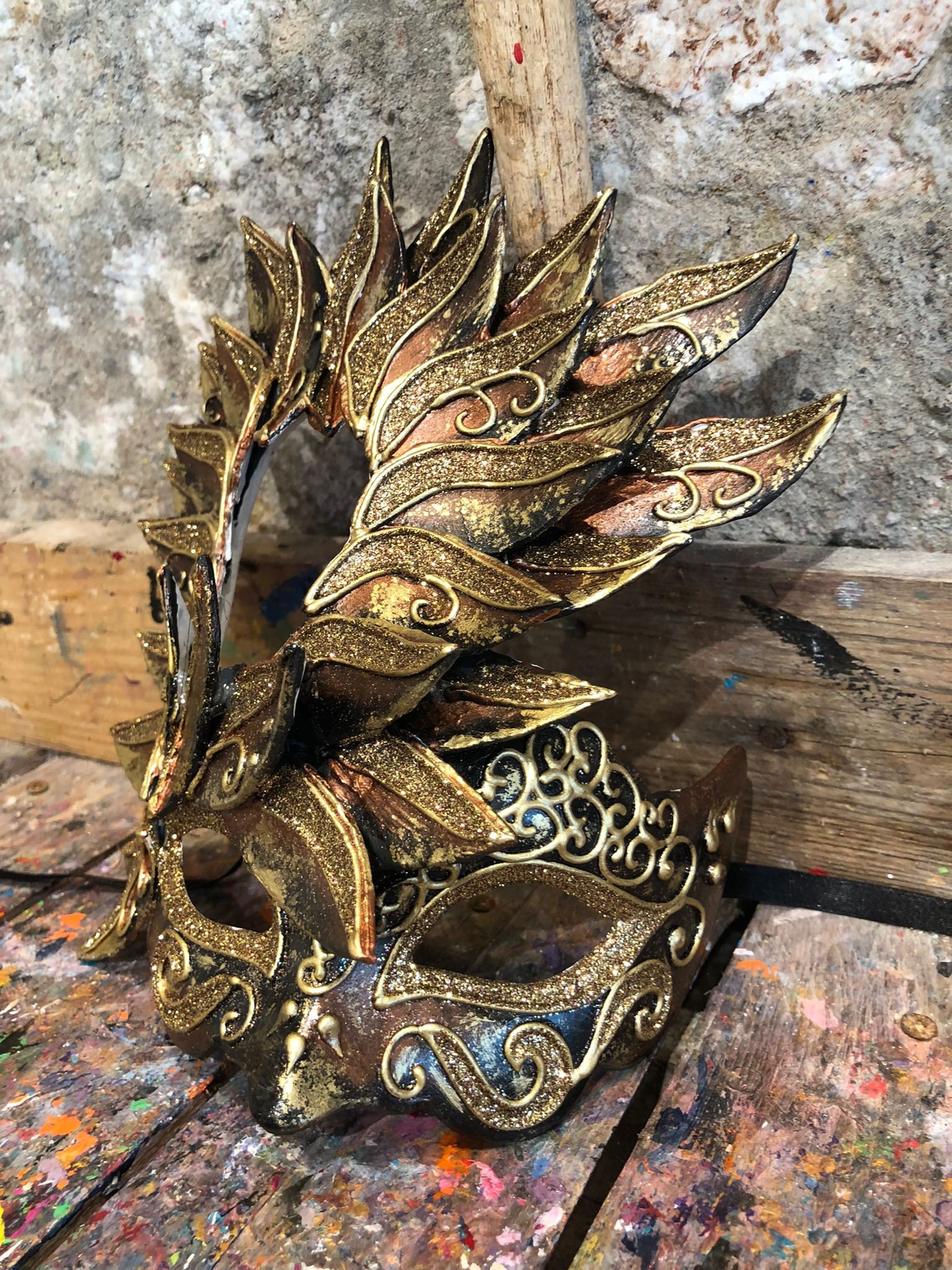 Elegant eye-mask with wonderful floral decoration - Hand-painted carnival mask with baroque decorations and glitter