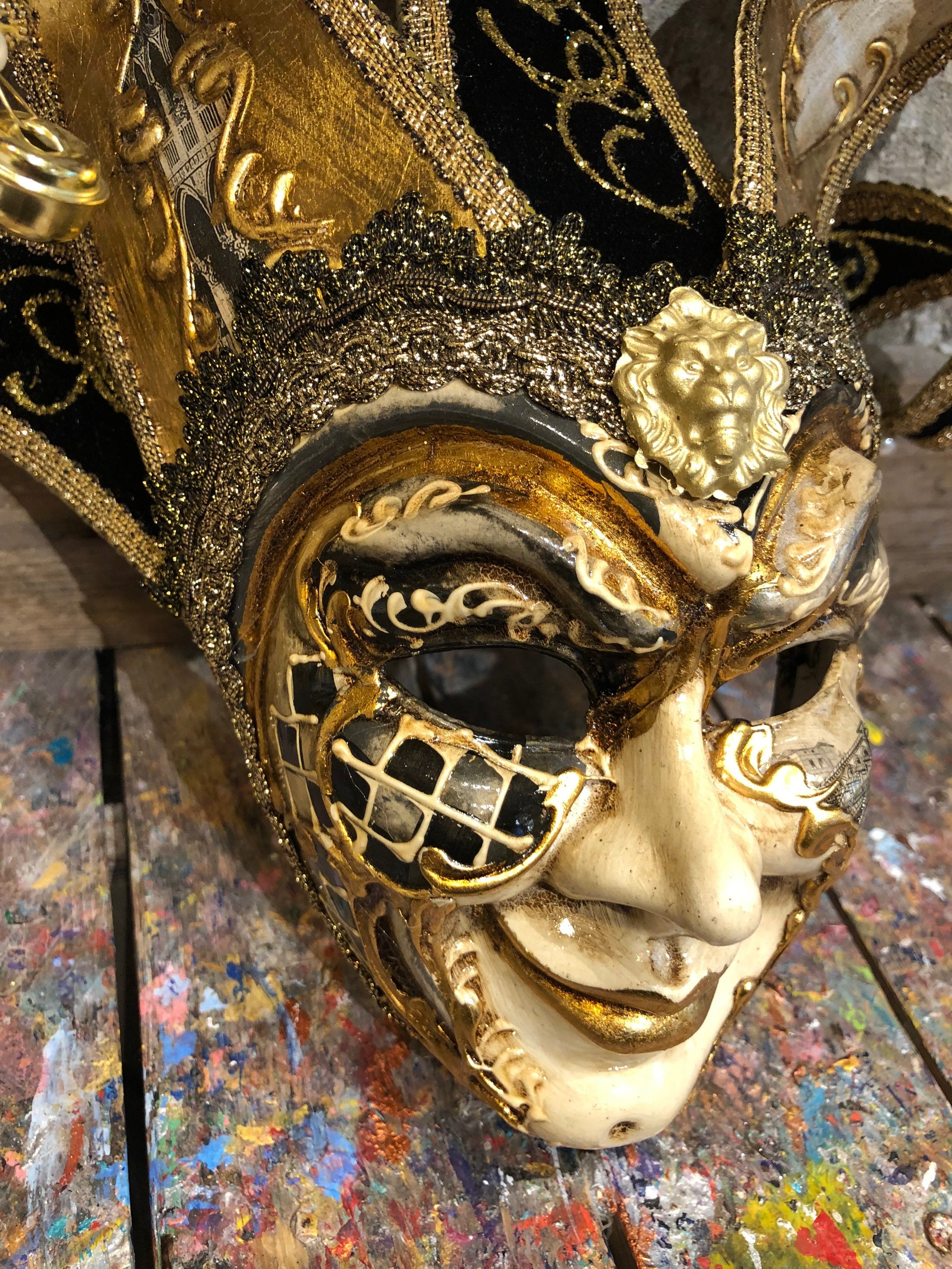 Máscara de bufón de carnaval, con colores dorado y plateado. Fabricada y  pintada a mano en Venecia. No se puede llevar puesto. -  México