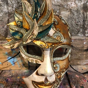 Máscara de carnaval de media cara decorada con pétalos y purpurina plateada - Elegante máscara veneciana con decoraciones barrocas