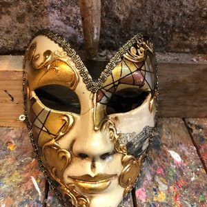 Venezianische Schmetterlingsmaske – Hergestellt und dekoriert in Venedig – Karnevalsmaske für Partys
