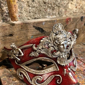 Venetian eye mask handmade and decorated with golden baroque friezes with silver glitter - Elegant mask for carnival parties