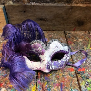 Carnival eye mask with elegant feathers - Venetian eye mask with glitter and feathers - Venetian carnival mask