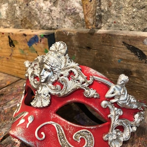 Elegant eye mask decorated with golden baroque friezes and silver glitter - Handmade Venetian carnival mask