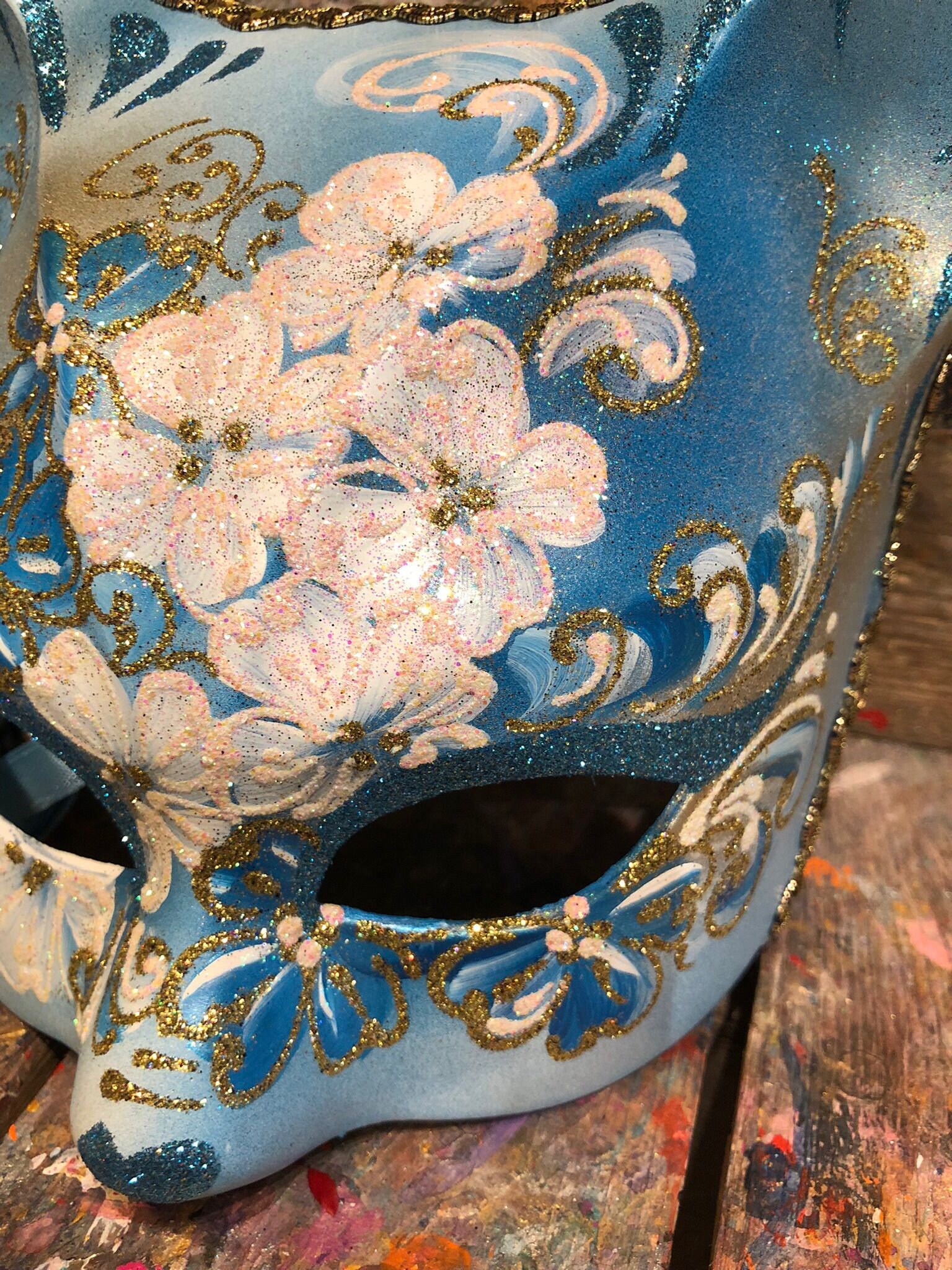 オリジナルのベネチアン猫マスク - 花飾り付きの青と白の猫マスク