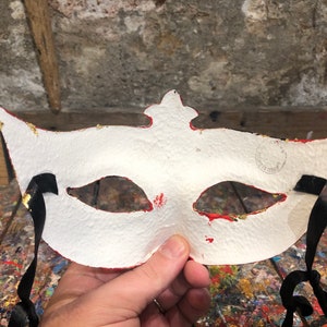 Masque vénitien artisanal pour les fêtes de carnaval peint par des artisans locaux experts image 7