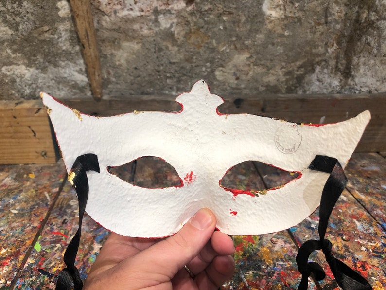 Masque vénitien artisanal pour les fêtes de carnaval peint par des artisans locaux experts image 7