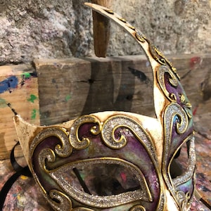 Venetian eye mask decorated with baroque friezes and golden glitter - Elegant decorations handmade in Venice
