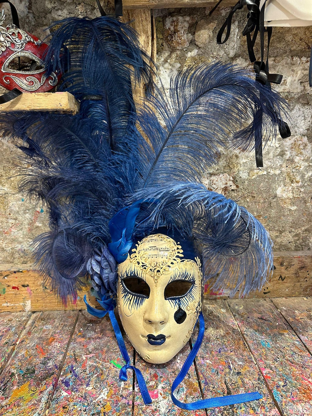 Masque de carnaval décoré d'élégantes plumes bleues Masque vénitien — free download