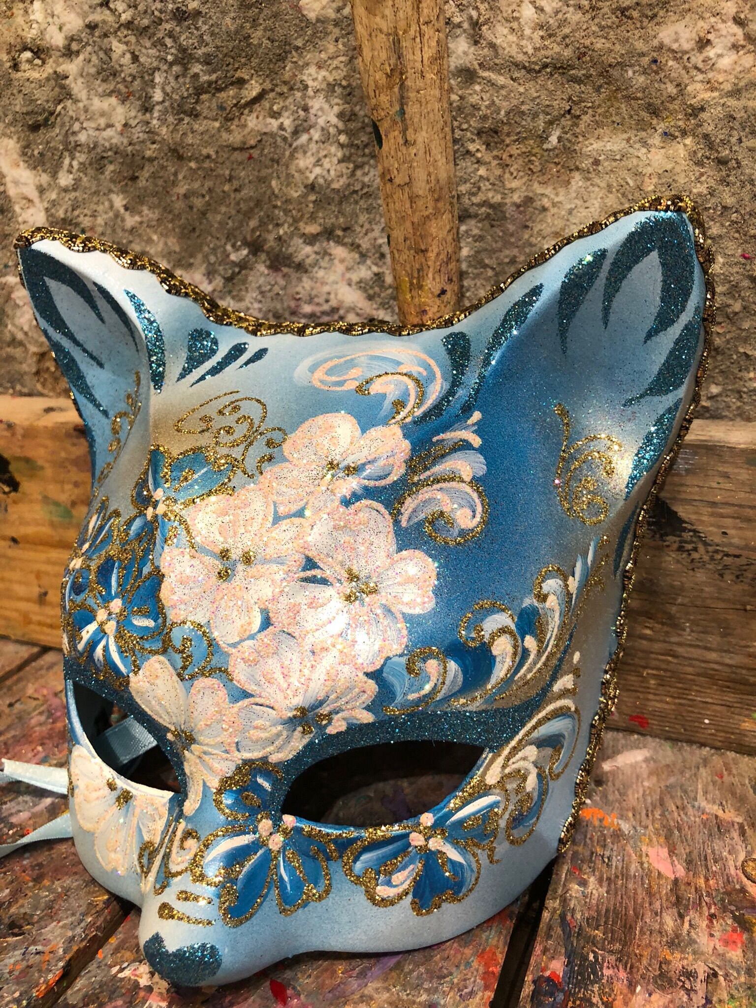 オリジナルのベネチアン猫マスク - 花飾り付きの青と白の猫マスク