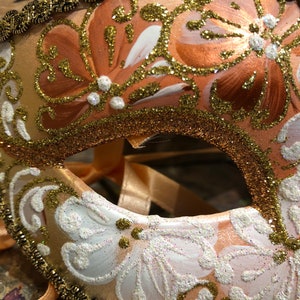 Masque vénitien original pour les fêtes de carnaval peint à la main par des maîtres artisans experts avec des paillettes image 6