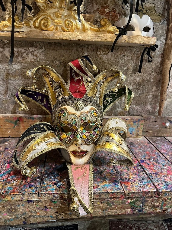 バロック様式の装飾とシルバーカラーのベネチアン道化師マスク - 手で