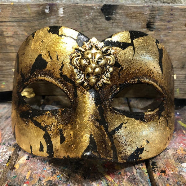 Masque vénitien original peint à la main pour les fêtes de carnaval par des artisans locaux experts