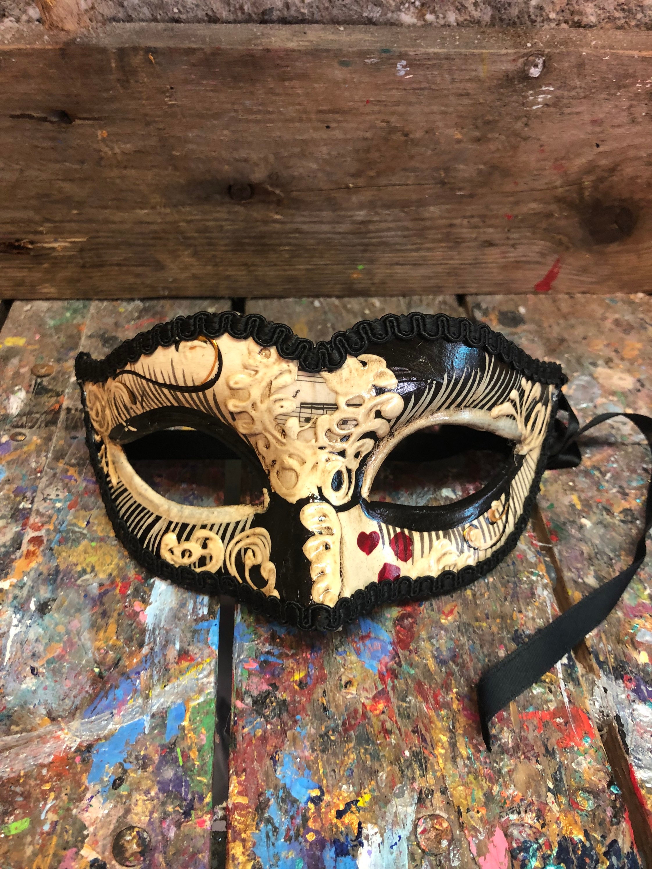 Elegante antifaz de carnaval decorado a mano con diseños venecianos y  corazones - Máscara infantil - Etsy México, image size:2244x2992