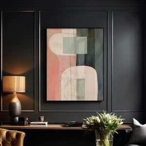 Puede incluir: Una sala de estar oscura con un sillón de cuero marrón, una mesa de café y un sofá negro. Un cuadro abstracto enmarcado cuelga de la pared sobre un estante de madera oscura. Una lámpara con una pantalla beige se encuentra en el estante. Un jarrón de flores blancas se encuentra en la mesa de café.