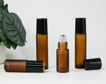 10 ml wałek kosmetyczny z matowego bursztynowego szkła, metalowa butelka z kulką, czarna nakrętka, wałek do olejków eterycznych, wałek do skóry, olejek SPA hurtowo