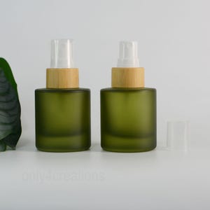 Flacons vaporisateurs de brume fine de 30 ml, 1 oz, vaporisateur en bambou naturel, flacon de parfum à épaule plate en verre vert mat, emballage cosmétique de luxe en gros