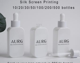 Gepersonaliseerde logo-opdruk op glanzende, wit gecoate glazen flesjes van 20 ml, 30 ml en 50 ml voor serums en etherische oliën, geschikt voor huidverzorging en cosmetica.