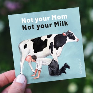 Peut inclure: Une illustration humoristique d'un homme agenouillé buvant du lait d'une vache. Le texte sur la carte est "Not your Mom Not your Milk".
