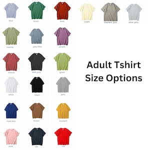 Może przedstawiać: Prezentacja koszulek dla dorosłych w r&oacute;żnych kolorach, takich jak niebieski, zielony i czerwony. Wyświetlany jest tekst "Adult Tshirt Size Options". Każda koszulka jest w jednolitym kolorze, z kr&oacute;tkimi rękawami i okrągłym dekoltem.