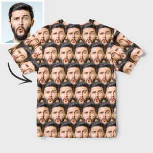 Op de afbeelding: Een wit T-shirt met een herhalend patroon van een mannengezicht. De man heeft een baard en heeft een verraste uitdrukking.
