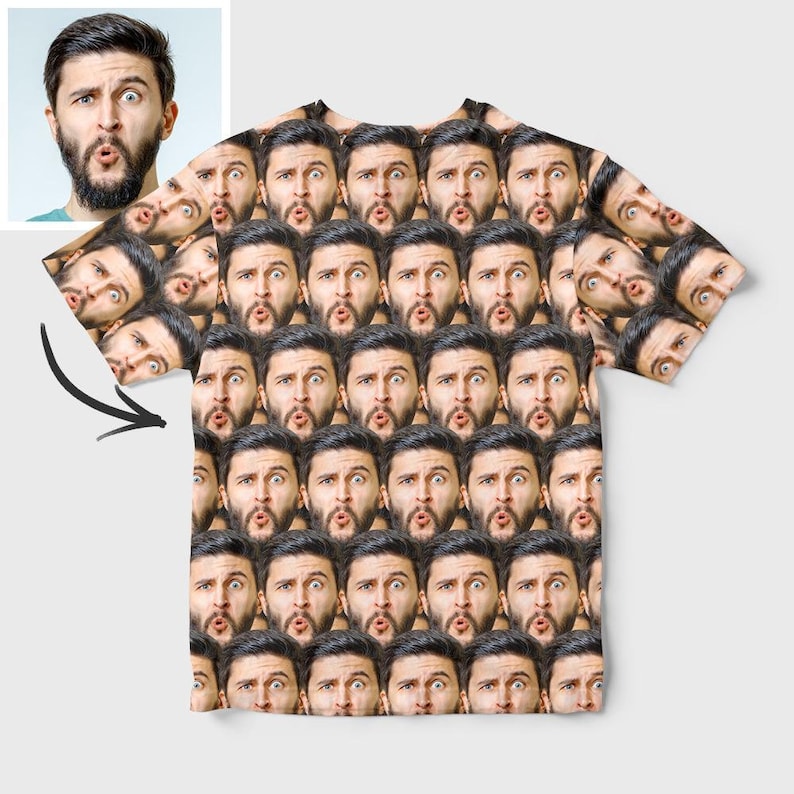 Op de afbeelding: Een wit T-shirt met een herhalend patroon van een mannengezicht. De man heeft een baard en heeft een verraste uitdrukking.