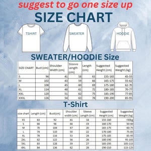 Może przedstawiać: Tabela rozmiar&oacute;w dla t-shirt&oacute;w, swetr&oacute;w i bluz z kapturem, z wymiarami w centymetrach i kilogramach. Tabela zawiera obw&oacute;d klatki piersiowej, szerokość ramion, długość rękawa oraz sugerowany wzrost i wagę. Tekst na g&oacute;rze m&oacute;wi "sugerujemy wybrać rozmiar większy".