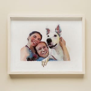 Pode incluir: Uma pintura em aquarela de um casal e seu c&atilde;o. O casal est&aacute; abra&ccedil;ado, a mulher veste um vestido estampado azul e branco e o homem uma camisa azul. O c&atilde;o &eacute; um c&atilde;o branco e marrom com a cabe&ccedil;a apoiada no ombro do homem.