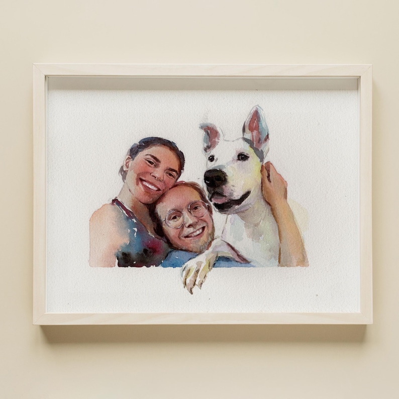 Pode incluir: Uma pintura em aquarela de um casal e seu c&atilde;o. O casal est&aacute; abra&ccedil;ado, a mulher veste um vestido estampado azul e branco e o homem uma camisa azul. O c&atilde;o &eacute; um c&atilde;o branco e marrom com a cabe&ccedil;a apoiada no ombro do homem.