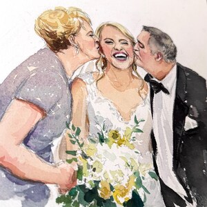 Pode incluir: Uma pintura em aquarela de uma noiva sendo beijada nas bochechas por seus pais. A noiva est&aacute; vestindo um vestido de noiva branco e segurando um buqu&ecirc; de flores brancas e amarelas. Os pais est&atilde;o sorrindo e olhando para a noiva.