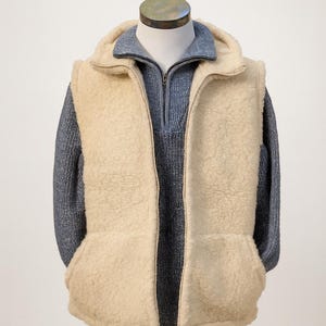 Unisex bezrękawnik z wełny merynosów z kapturem - przytulny i ciepły - 100% hipoalergiczny, zapinany na zamek, wykonany z czystej wełny ~ ocieplacz na zimę