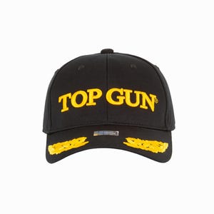 Op de afbeelding: Zwarte baseballpet met een geel geborduurd "TOP GUN" logo en gele geborduurde vleugels op de klep.