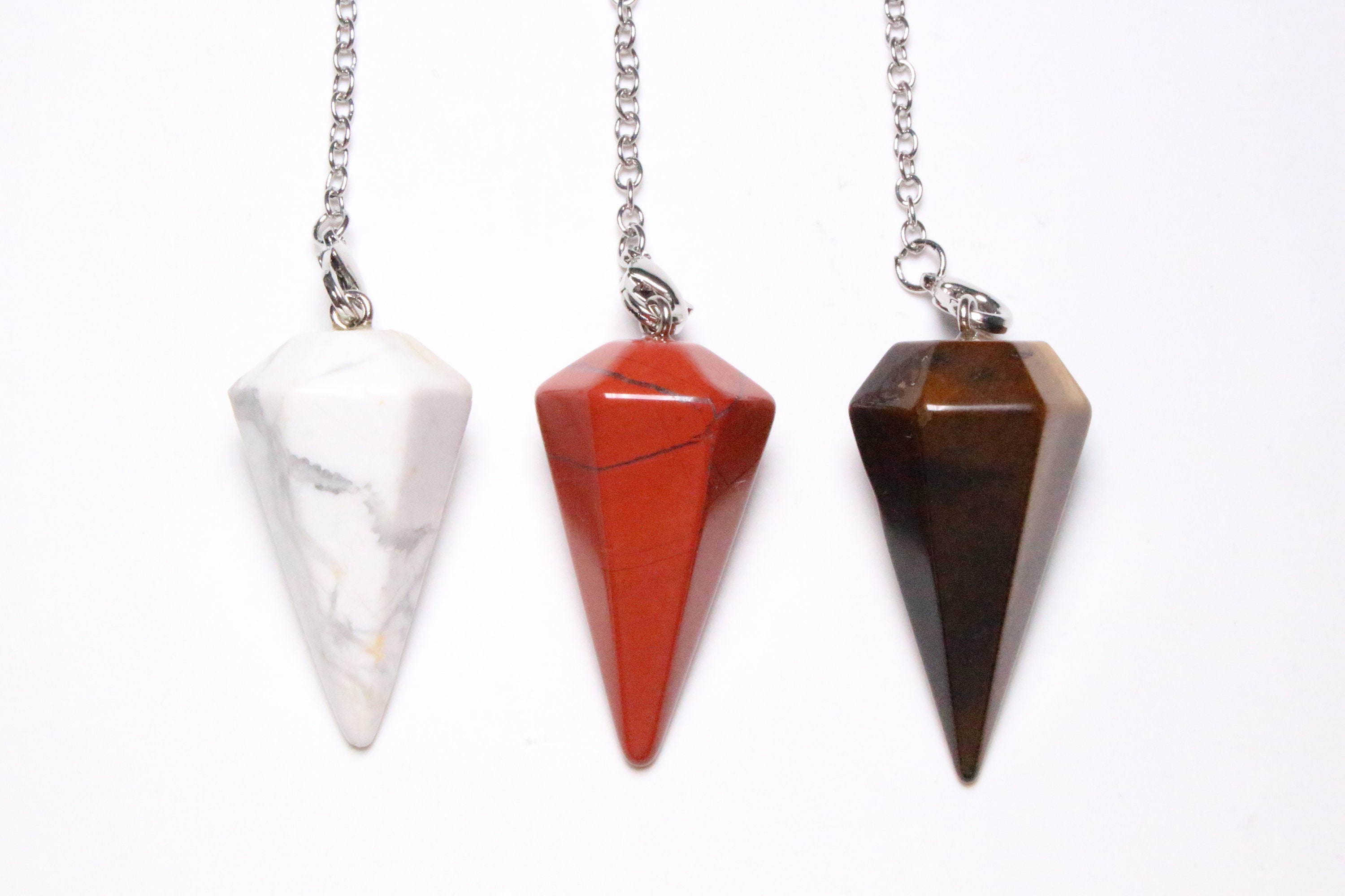 Pendule en Howlite - Oeil de Tigre Jaspe Rouge Pierre Naturelle Forme Cône Facette