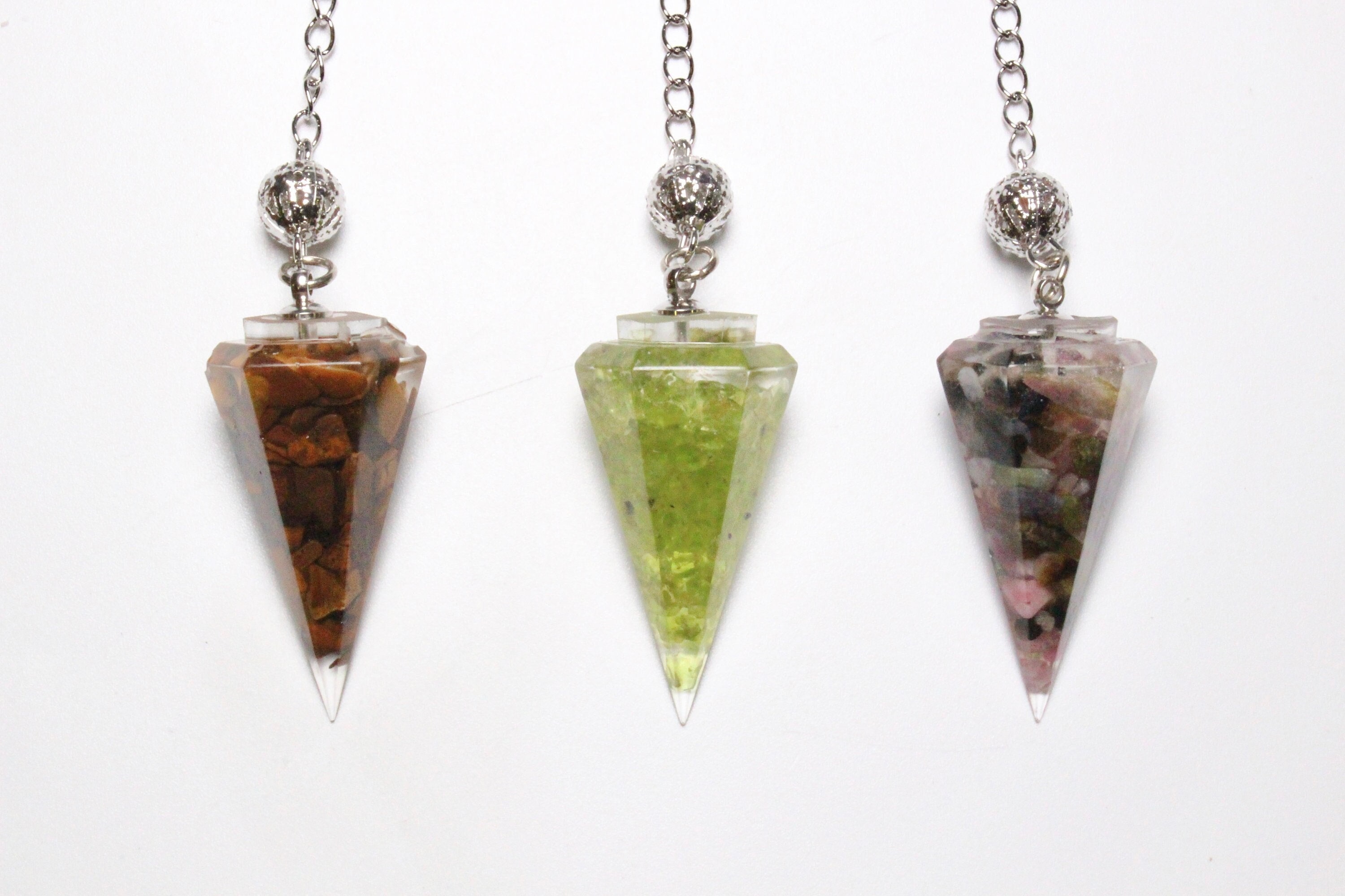 Pendule en Résine Oeil de Tigre Péridot Tourmaline Multicolore Pierre Naturelle Forme Cône Facette