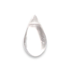 Könnte beinhalten: Ein klarer, tropfenförmiger Kristall-Anhänger.