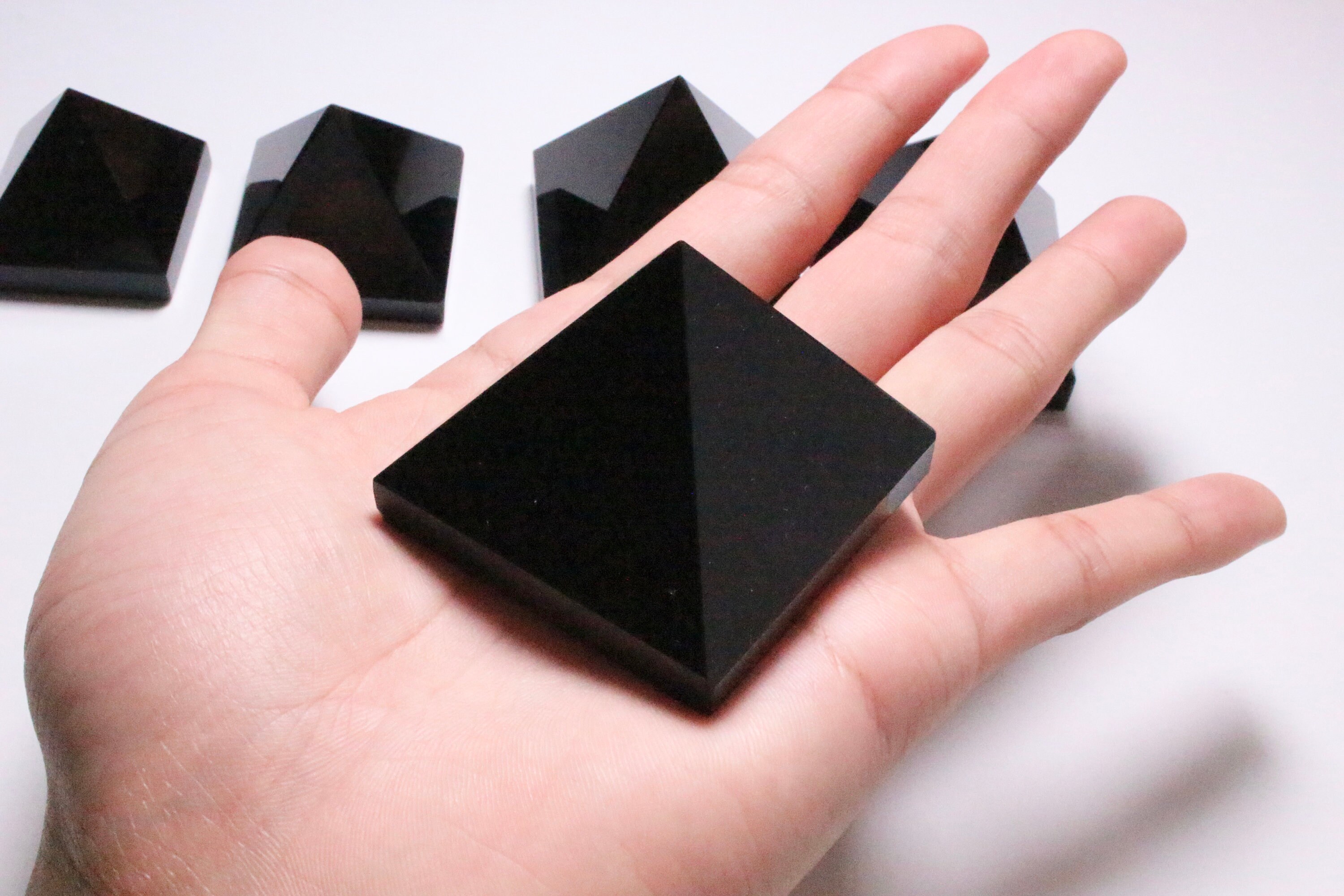 Pyramide Obsidienne Noire Polie en Pierre Naturelle, Noire, Pyramide de Pierre Guérison Reiki